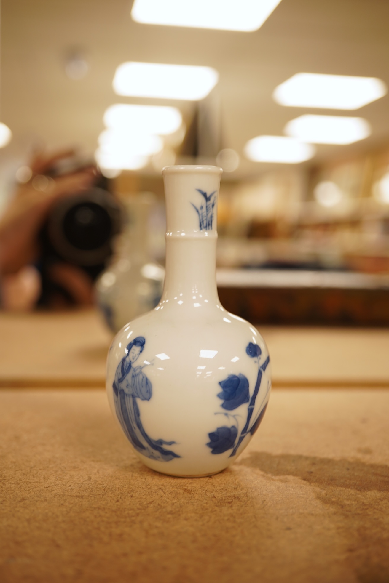 A Chinese miniature blue and white vase, 9.5cm high